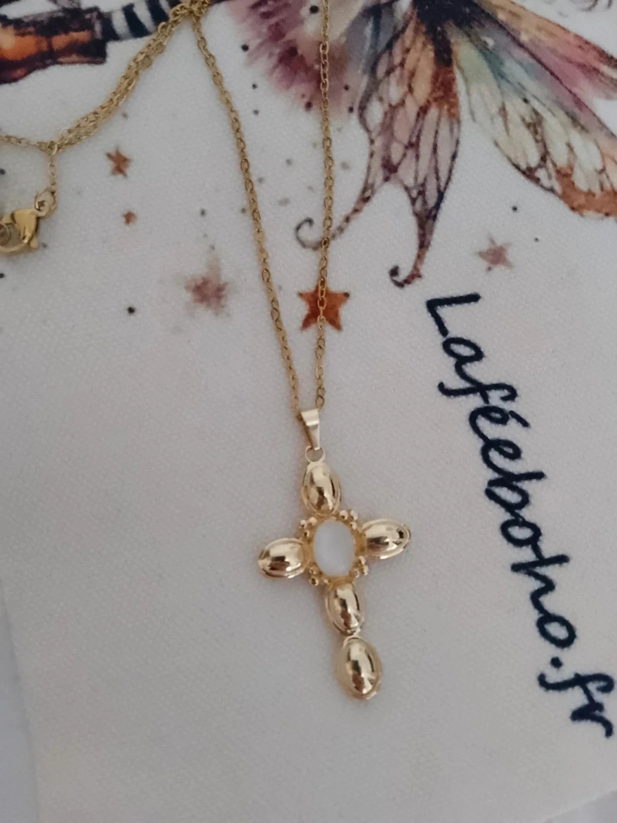Collier croix dorée avec pierre de lune